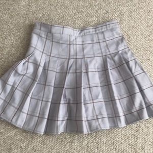 gray pleated skirt